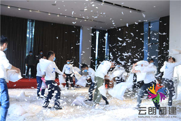 南京主題拓展訓(xùn)練——枕頭大戰(zhàn)趣味團(tuán)建活動(dòng)